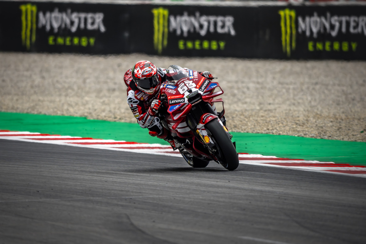 MotoGP, Pecco Bagnaia dodicesimo nelle libere. Oggi le qualifiche e la Sprint