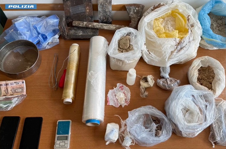 Nascondeva in un elettrodomestico cocaina, hashish e banconote false: arrestato spacciatore
