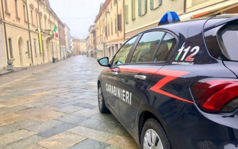 Nel bar con coltello e droga