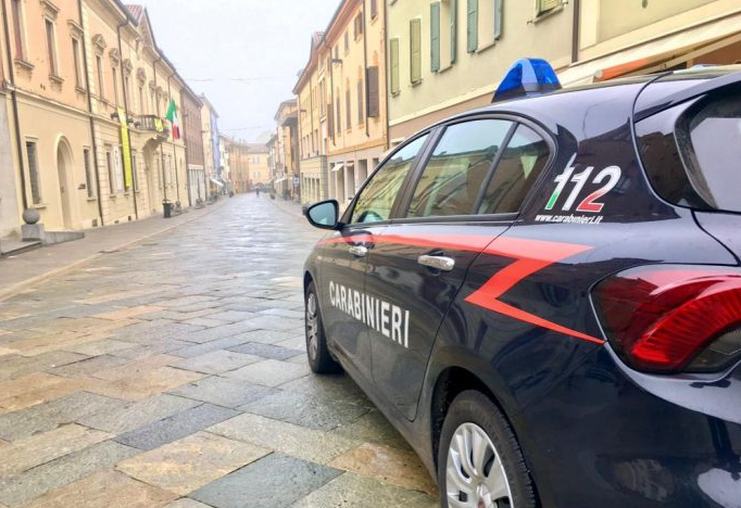 Nel bar con coltello e droga