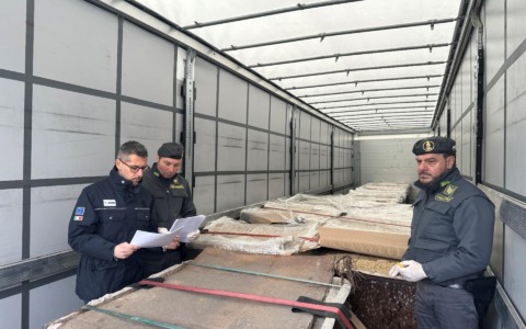 Nel Tir aveva 24 tonnellate di rifiuti