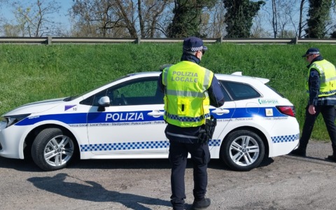 Non accetta la fine della relazione e la perseguita: obbligo di dimora e braccialetto per lo stalker