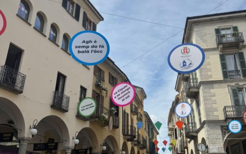 Novara si colora con aquiloni e frasi in dialetto: il centro città si prepara alla stagione degli eventi