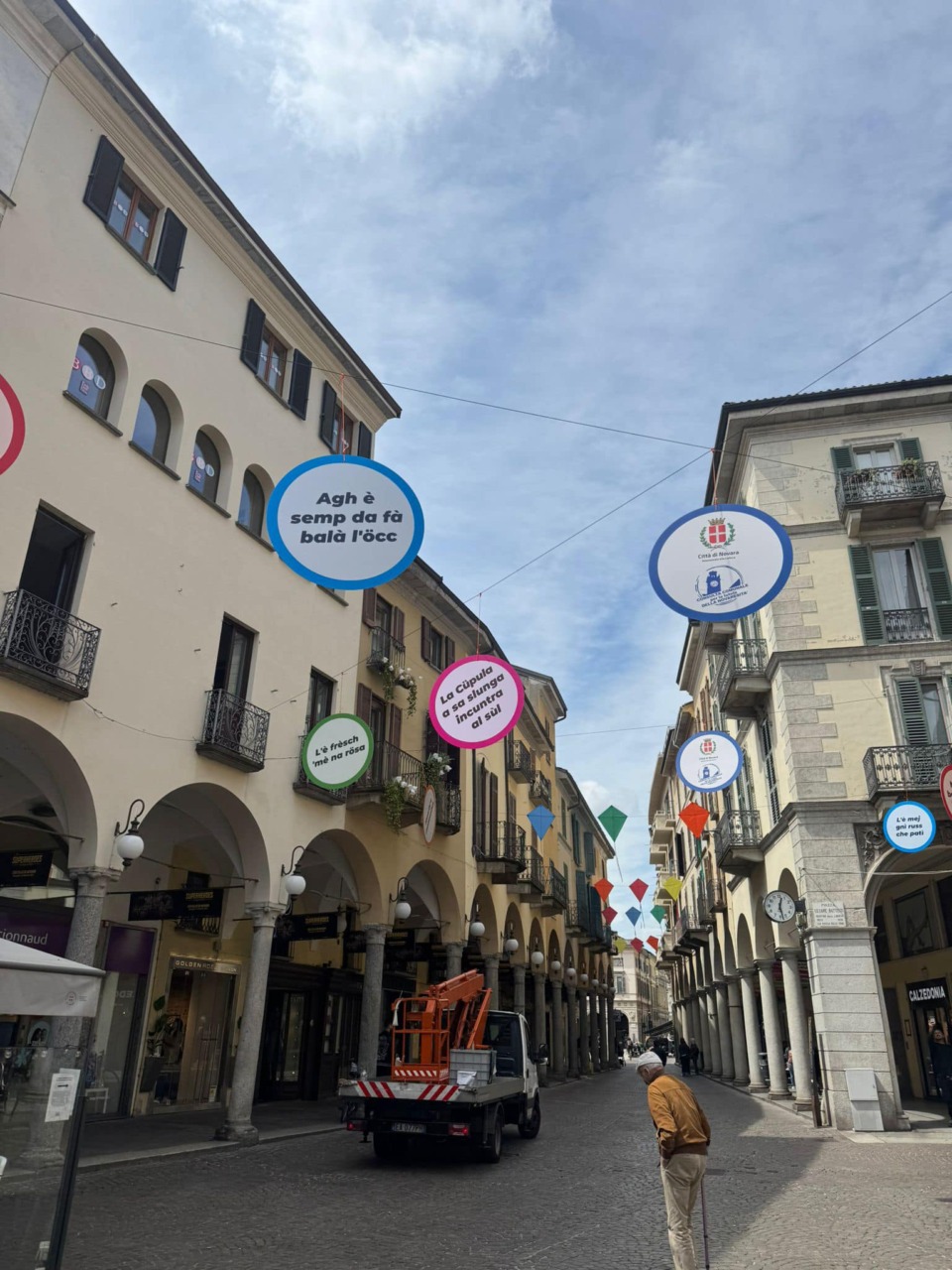 Novara si colora con aquiloni e frasi in dialetto: il centro città si prepara alla stagione degli eventi