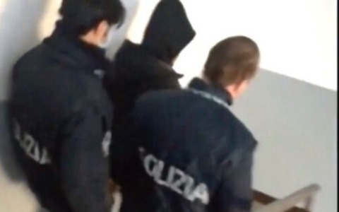 DOPO AVER SPACCATO LE VETRINE IN CITTA’, OCCUPA UNA CASA – CATTURATO E ARRESTATO