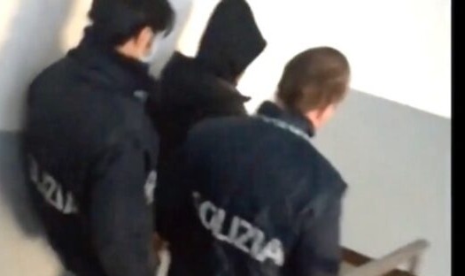 DOPO AVER SPACCATO LE VETRINE IN CITTA’, OCCUPA UNA CASA – CATTURATO E ARRESTATO