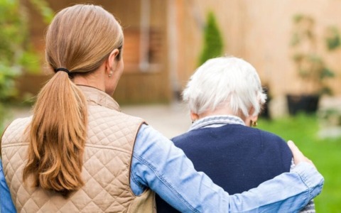 Oltre l’assistenzialismo: uno spazio dedicato a chi si prende cura di persone con demenza o Alzheimer