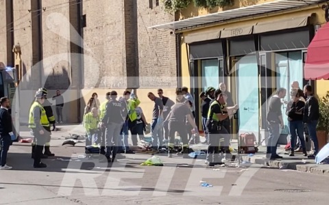 Paura a Modena, investe una decina pedoni e tenta di accoltellare un passante