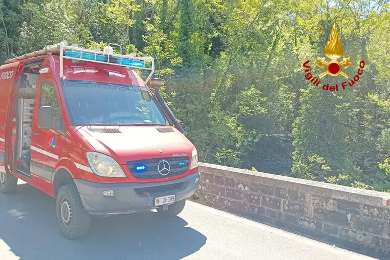 Perde il controllo dello scooter, finisce in un torrente