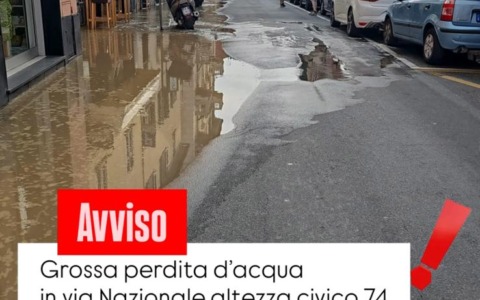 Perdita d’acqua in via Nazionale a Sestri Levante: strada chiusa al traffico