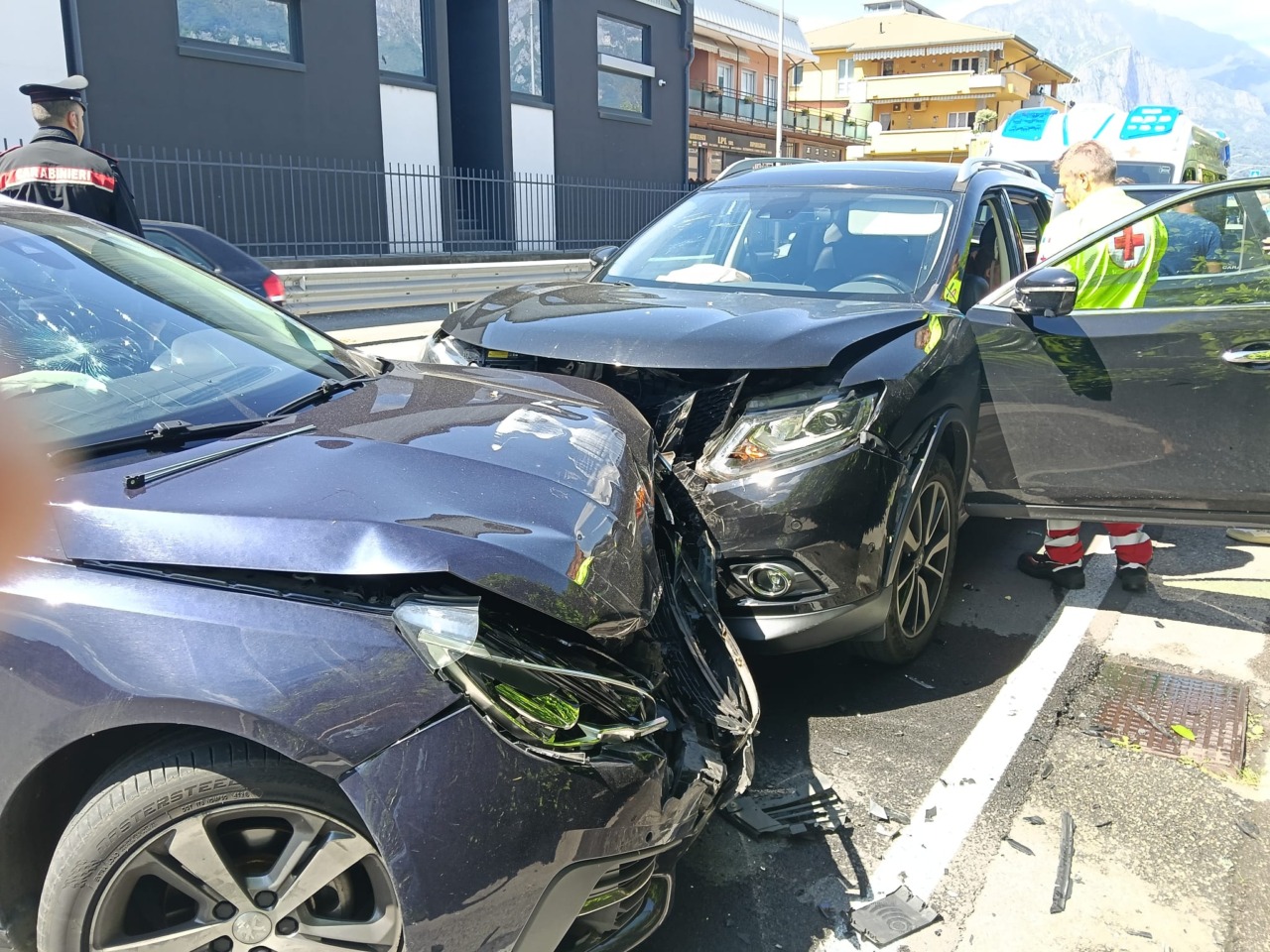 Pescate: schianto sulla provinciale, tra i coinvolti una bimba. Traffico in tilt