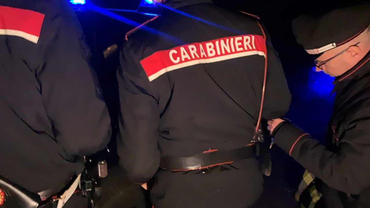 Picchia e tenta di strangolare la compagna, arrestato
