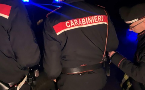 Picchia e tenta di strangolare la compagna, arrestato