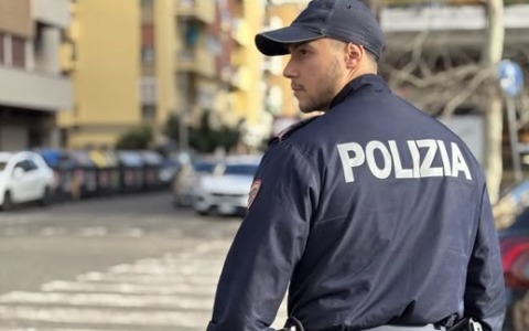 Picchia la compagna e le frattura il naso, arrestato