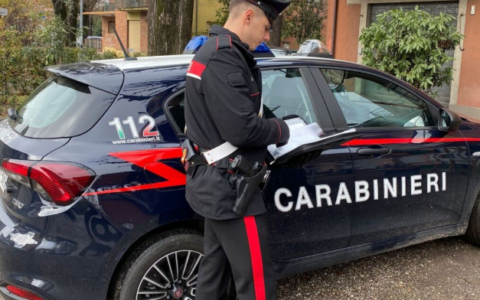 Picchiano il titolare di un supermercato dopo che li ha sorpresi a rubare dentro all’esercizio