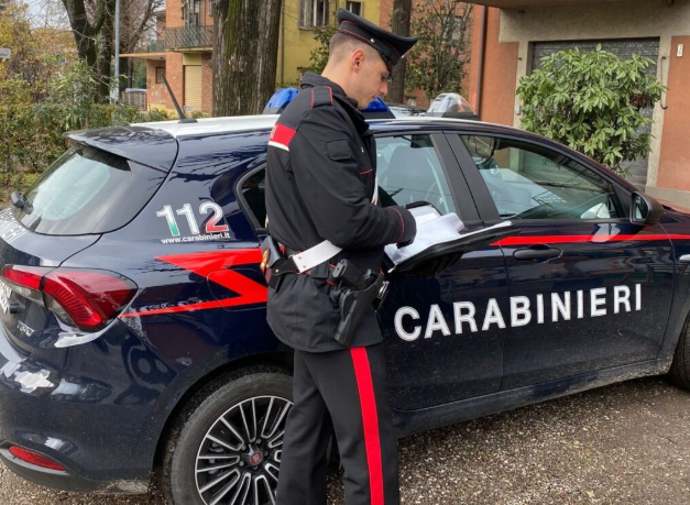 Picchiano il titolare di un supermercato dopo che li ha sorpresi a rubare dentro all’esercizio