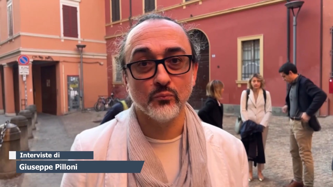 Presidio dei residenti e dei commercianti in via Parigi per segnalare il degrado