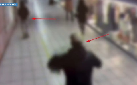 Prima gli chiedono una sigaretta, poi gli strappano l’orologio: arrestati