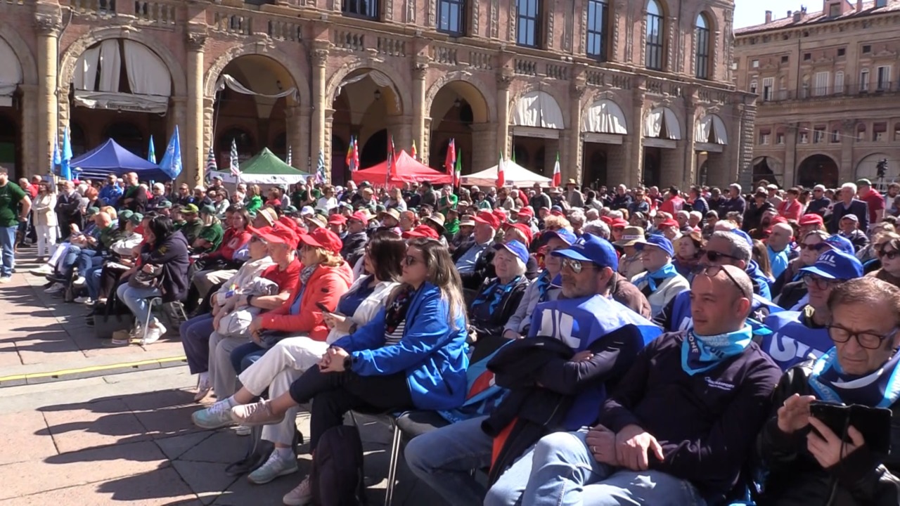 Primo Maggio in Piazza Maggiore: sole, caldo e tante bandiere rosse, verdi e blu