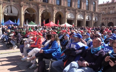 Primo Maggio in Piazza Maggiore: sole, caldo e tante bandiere rosse, verdi e blu