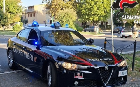 Raid vandalico in pieno centro a Voghera: 33enne fuori di sé danneggia le auto in sosta