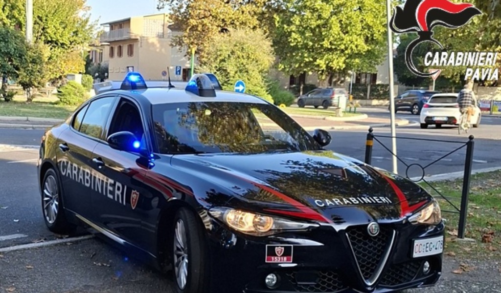 Raid vandalico in pieno centro a Voghera: 33enne fuori di sé danneggia le auto in sosta