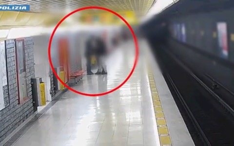 Rapine sui mezzi pubblici a Milano, quattro giovani arrestati