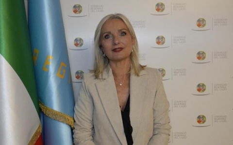 Regione Lazio: la consigliera di FdI Zappone mantiene il doppio incarico, il Consiglio boccia l’incompatibilità