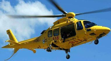 Resta incastrato con la mano in un macchinario, grave un operaio