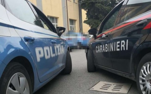 Rissa con machete e falcetti in centro a Biella: un ferito