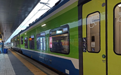 Rissa tra ragazzini sul treno verso Brescia: sei sono di Fontanella