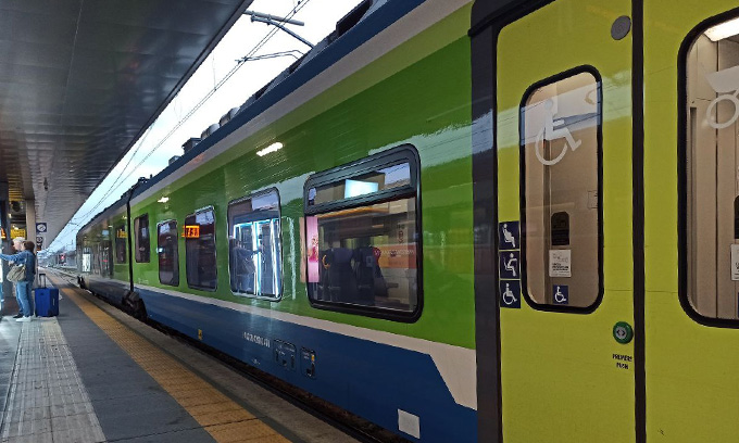 Rissa tra ragazzini sul treno verso Brescia: sei sono di Fontanella