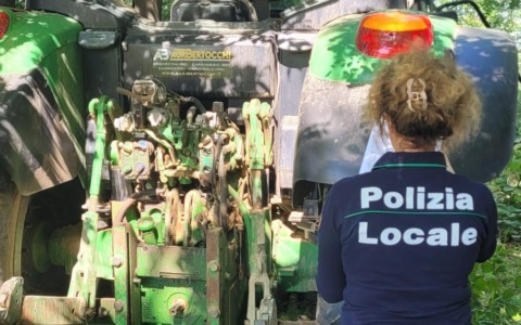 Ritrovato dalla Polizia Locale un trattore rubato e nascosto tra la vegetazione