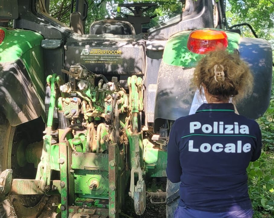 Ritrovato dalla Polizia Locale un trattore rubato e nascosto tra la vegetazione