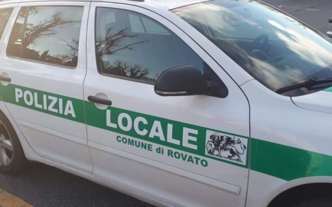 Rovato, ruba 14 panetti di burro alla Conad e aggredisce vigilante e direttore: arrestato 55enne