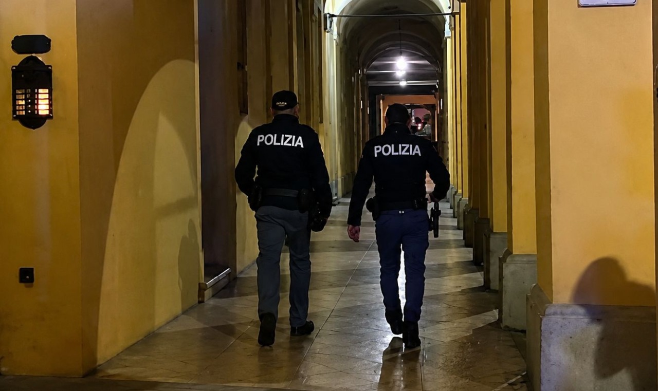 Ruba un portafogli al cliente di un ristorante e usa subito il bancomat: arrestato