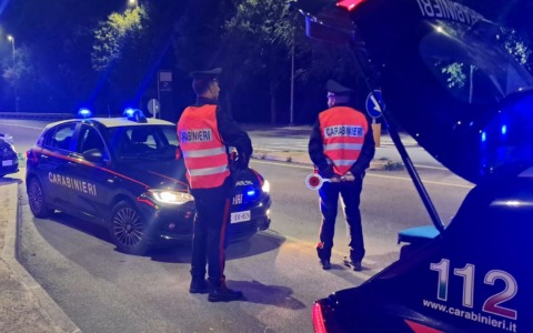Rubavano gasolio da un camion in sosta, arrestati tre giovani