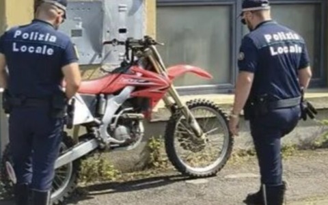 Salò: gli rubano la moto sul lungolago, ritrovata a Gavardo nascosta in un parco
