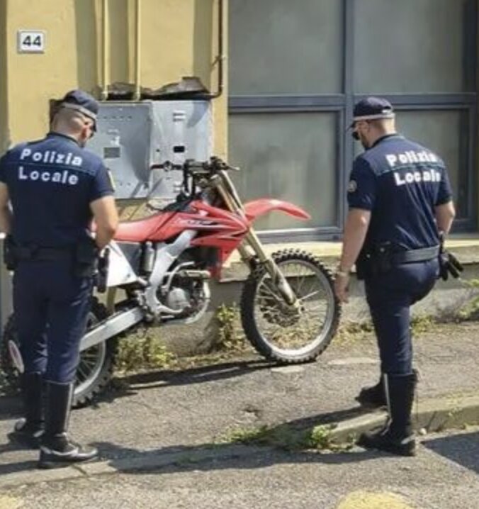 Salò: gli rubano la moto sul lungolago, ritrovata a Gavardo nascosta in un parco