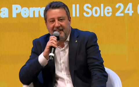 Salvini evoca elezioni anticipate: la Rai “silenzia”, Mediaset la butta sulla strategia