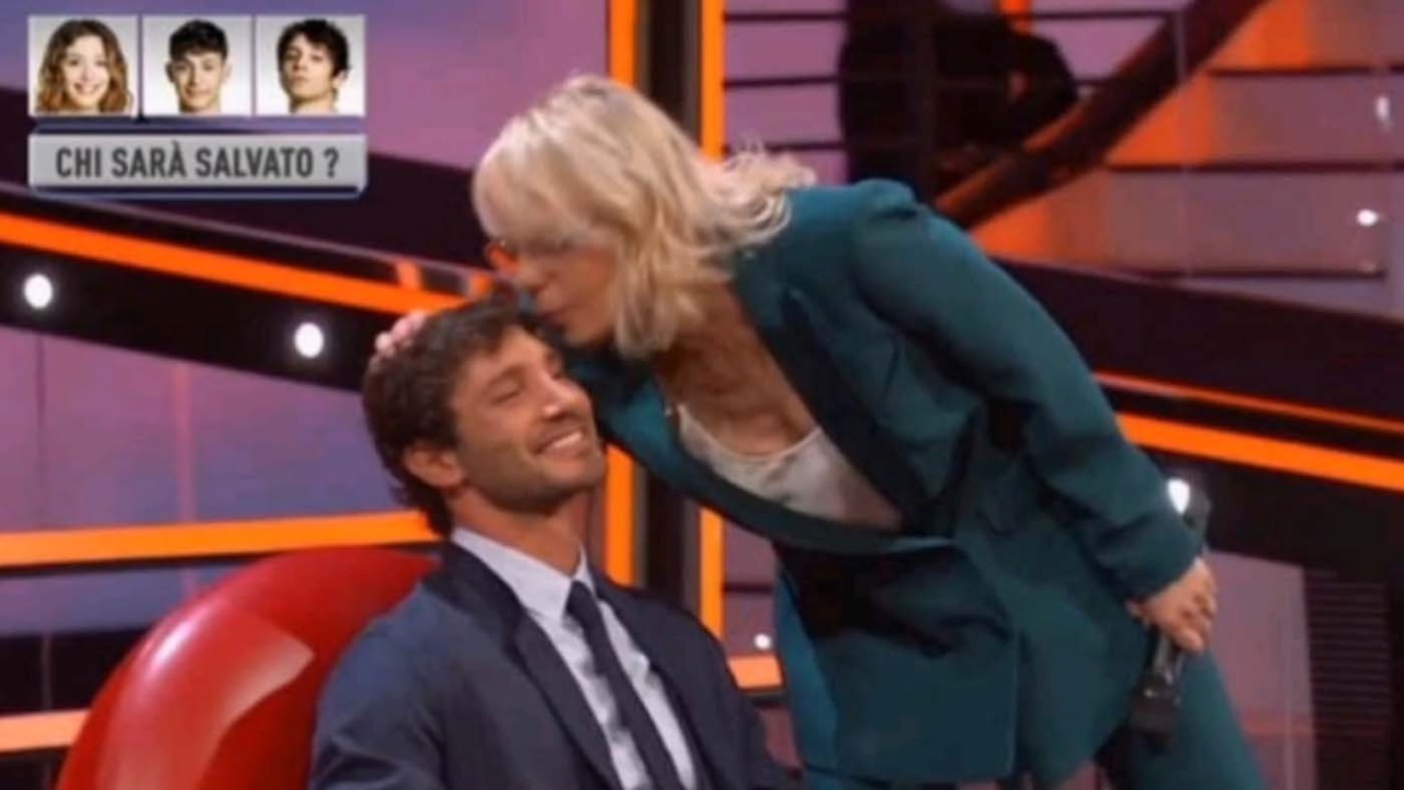 Sanremo 2027: al fianco di Stefano De Martino i rumors danno Maria De Filippi