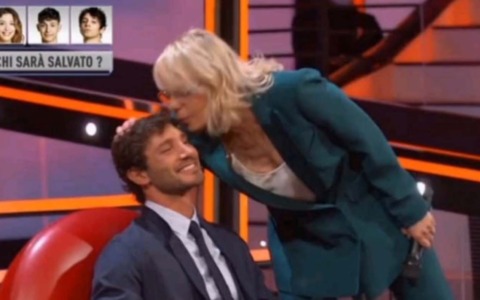 Sanremo 2027: al fianco di Stefano De Martino i rumors danno Maria De Filippi