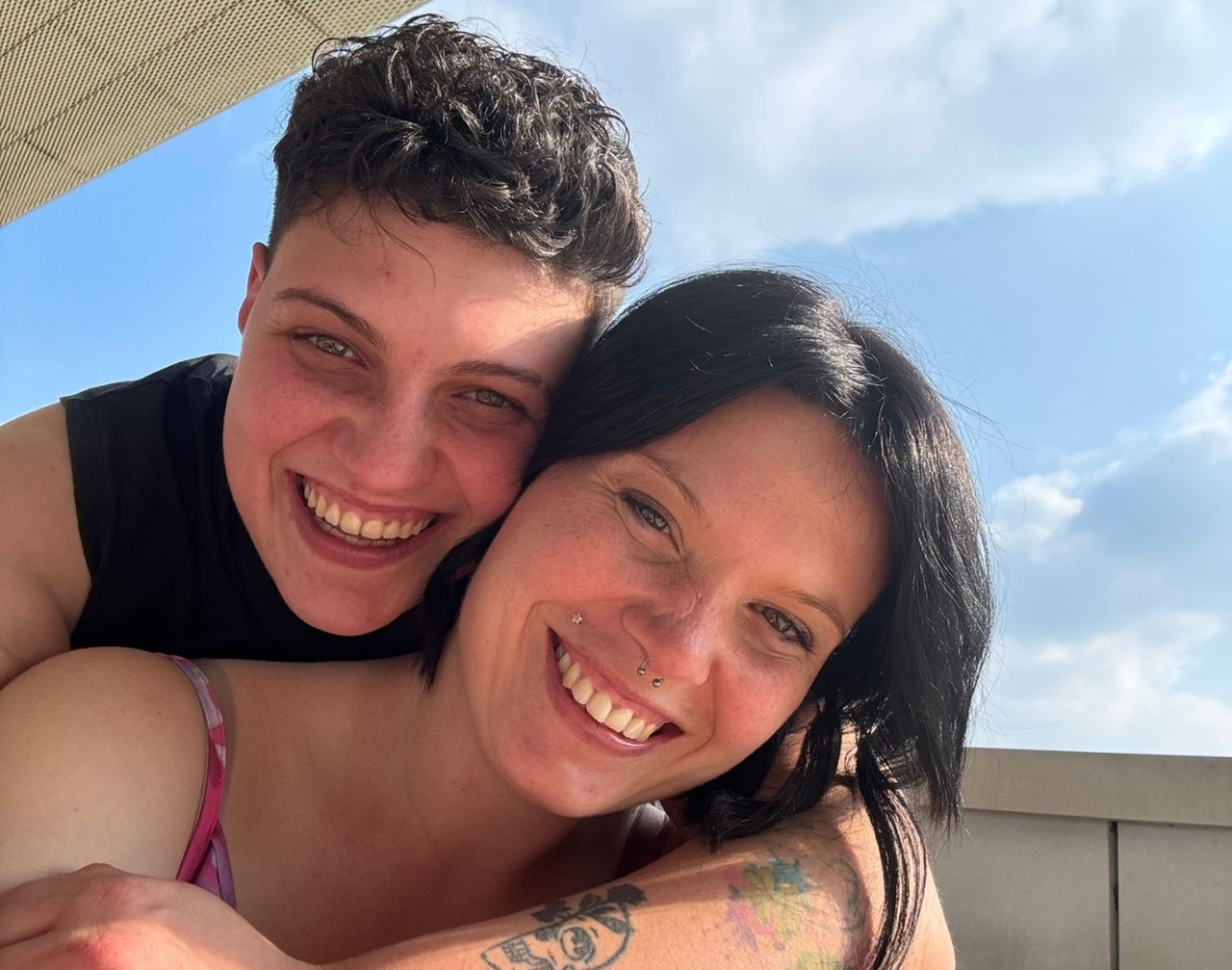 Sara, che ha ritrovato sua sorella biologica dopo 26 anni: “Ci siamo trovate sui social, lei non sapeva di me, io non sapevo di lei. Siamo uguali, non serve il dna”