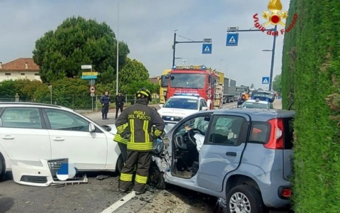 Schianto frontale a Goito: due feriti estratti dalle lamiere, 51enne in ospedale in elisoccorso
