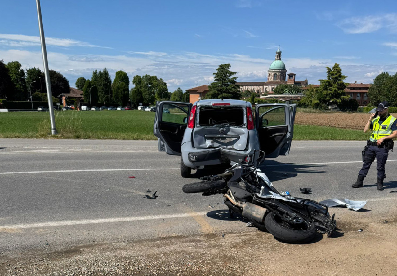 Schianto in moto contro un’auto, grave un 20enne