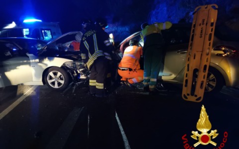 Schianto tra due auto sull’Aurelia a Capo Berta, donna incastrata tra le lamiere