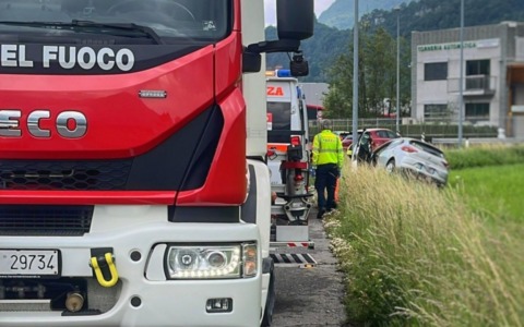 Scontro tra auto a Olginate sulla SP74 che porta verso il ponte Cantù