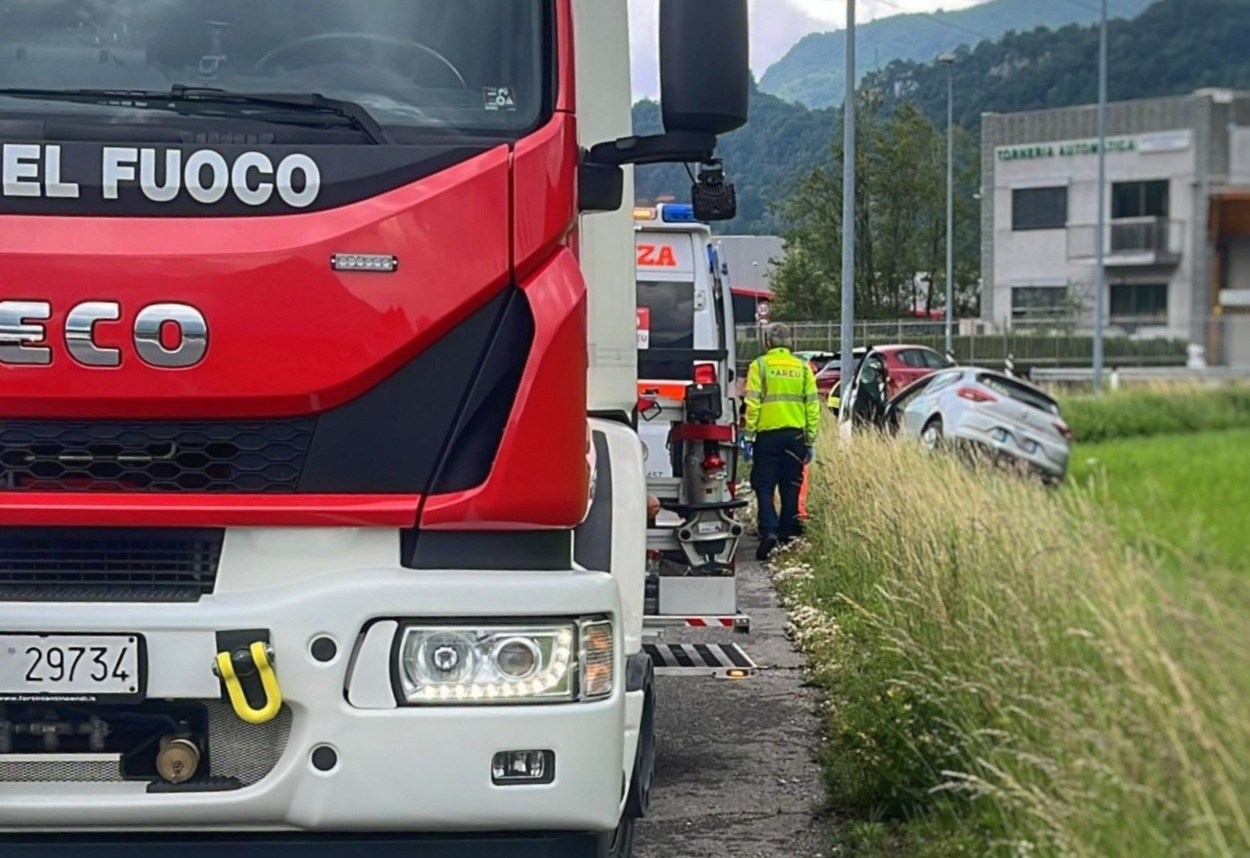 Scontro tra auto a Olginate sulla SP74 che porta verso il ponte Cantù