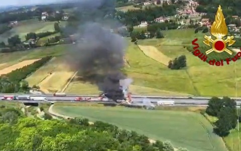Scontro tra due mezzi pesanti sull’autostrada A21: a fuoco un tir, morto il conducente