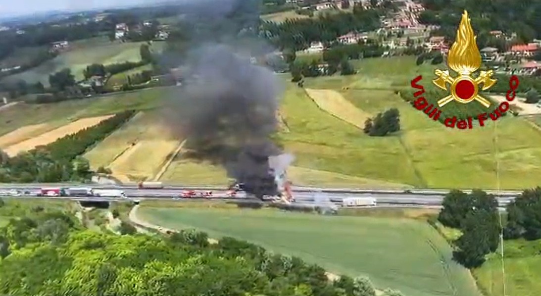 Scontro tra due mezzi pesanti sull’autostrada A21: a fuoco un tir, morto il conducente